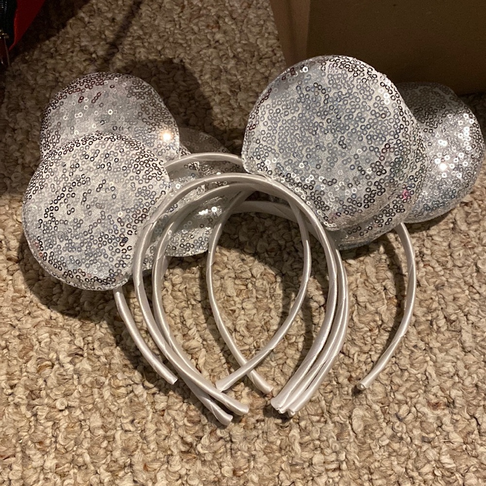 5x Sparkly Minnie Mouse Ears (not real and kinda flimsy) but great for dress up